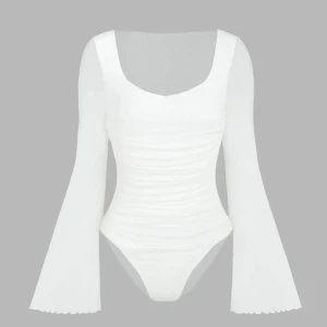 Vit bodysuit  - En super fin vit draperad bodysuit. Aldrig använd men hade så velat om den hade passat. Smått genomskinliga armar men ingen annanstans. Sätts ihop i grenen med tre plast knappar