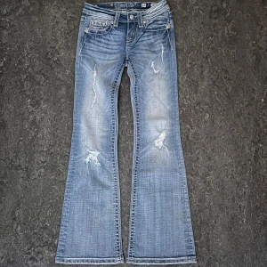 Miss Me Jeans - Midjemått rakt över: 32                                                   Innerbenslängd: 68