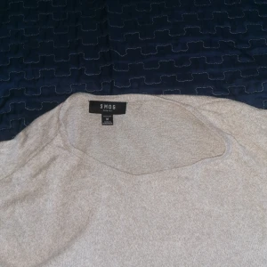 Beige tröja från Smog - Säljer en stilren beige tröja från Smog. Tröjan har en enkel design med rund hals och långa ärmar. Perfekt för en avslappnad look.