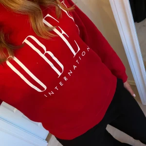 Obey tröja - Säljer denna supersköna obey tröjan då den tyvärr inte kommer till användning. Skriv vid frågor💕