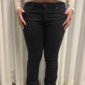Lågmidjade bootcut jeans - Super snygga svarta Crocker jeans!!🥰 midjemått 39cm innerbenslängd 76cm