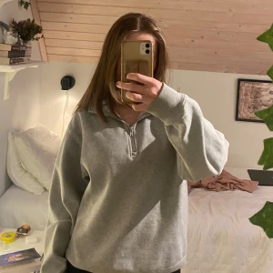 Grå sweatshirt med krage - En jättemysig grå sweatshirt med halv dragkedja ifrån brandy melville! Den är i onesize men skulle säga att den är ungefär en S