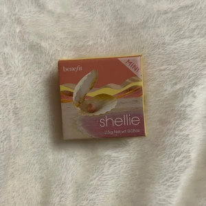 Mini Shellie Rouge från Benefit - Mini Shellie rouge från Benefit i en varm persikofärg. Nypris på sephora 249kr 