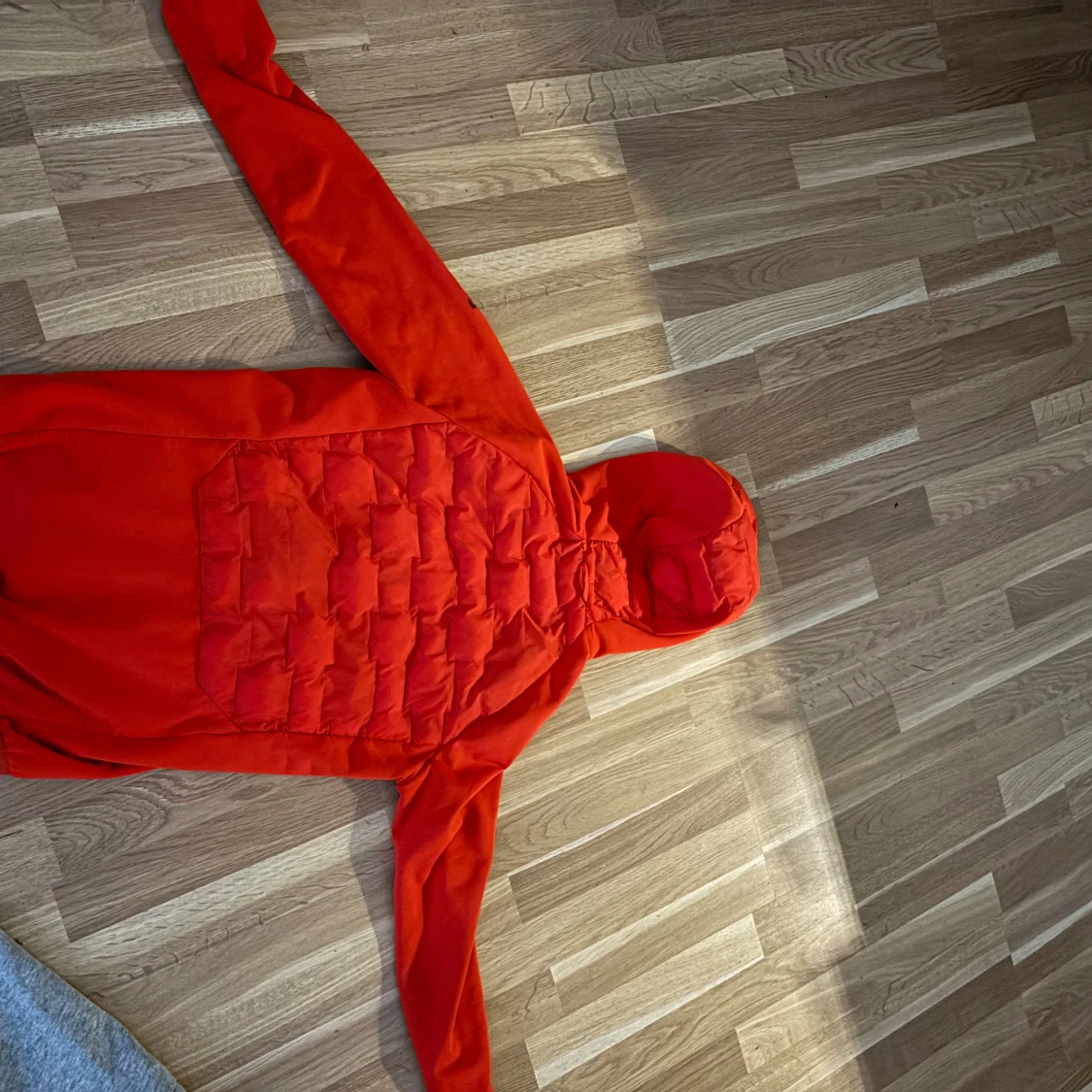 Röd pufferjacka med huva - 90