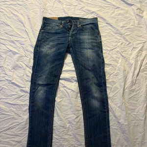 Blå jeans från Dondup - Blå jeans från dondup. Avklippta nertill, vilket jag tycker är riktigt snyggt. Mycket bra skick, och sitter som vanliga dondups.