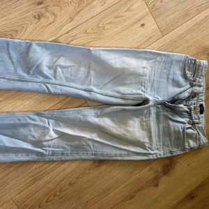 Ljusblå jeans från NLY Jeans - Snygga ljusblå jeans från NLY Jeans med en klassisk design. De  är raka i passformen och uppsydda och passar mig bra som är 160cm.🥰