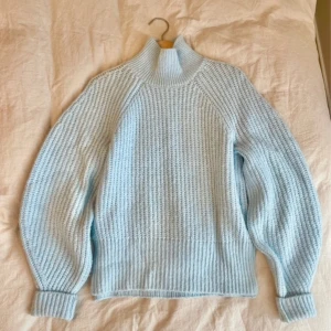 Ljusblå stickad polotröja - Från LXA ord pris 899kr. Mysig ljusblå stickad polotröja med ribbade detaljer. Perfekt för kyliga dagar med sin höga krage och långa ärmar. En stilren och bekväm tröja för alla tillfällen.