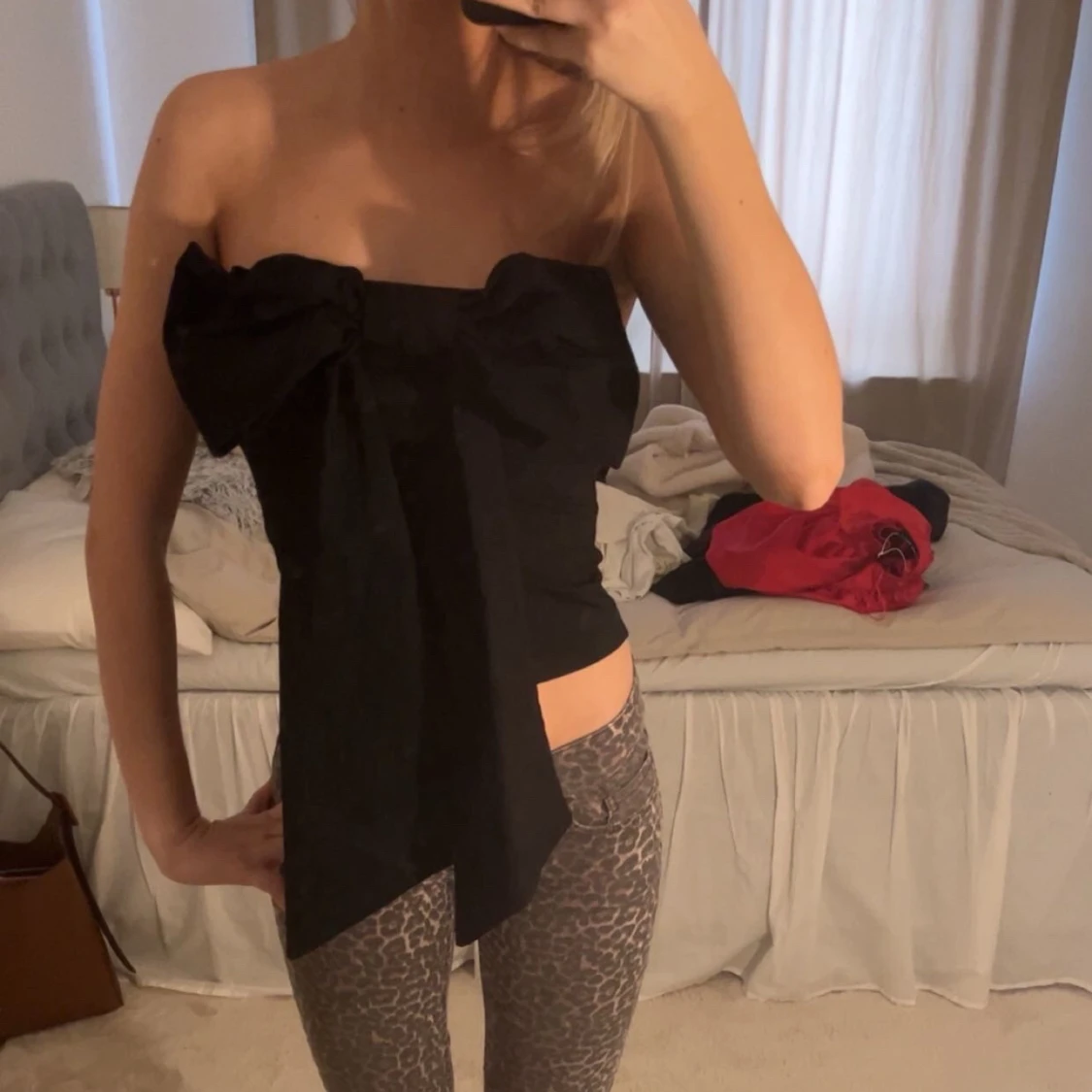 Svart axelbandslös topp med rosett - 90