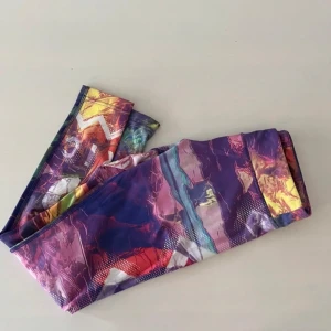 Färgglada leggings från Reebok - Snygga och färgglada leggings från Reebok med ett unikt abstrakt mönster i lila, rosa, rött och grönt. 