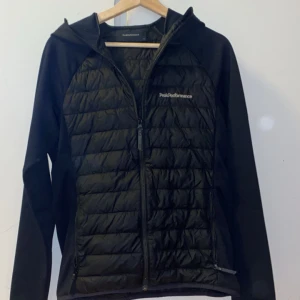 Svart jacka från Peak Performance - Peak Performance hybrid jacka, jackan är i storlek M men kan passa S också.