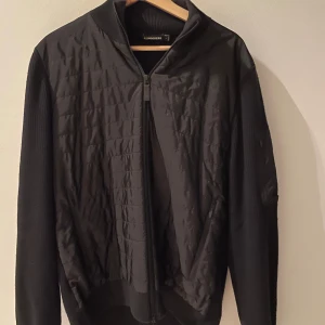 J Lindeberg cardigan - Hej! Säljer nu av min j Lindeberg cardigan, den är införskaffad av mig i februari i fjol på Johnells i Västerås. Den är i storlek large men skulle ändå säga att den passar medium också. Jag har använt den ett fåtal gånger då jag prioriterat andra plagg i garderoben men den passar lika bra på en höst eftermiddag som på en sommarkväll. Nypris på denna är 3100 kr. Den har en ynka defekt på loggan därav det sänkta priset, annars så gott som ny. Priset går att diskutera vid smidig affär. 