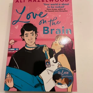 Love on the Brain - En romantisk och vetenskaplig roman av Ali Hazelwood. Som ny och inga slitage. Har fler böcker till salu på min profil