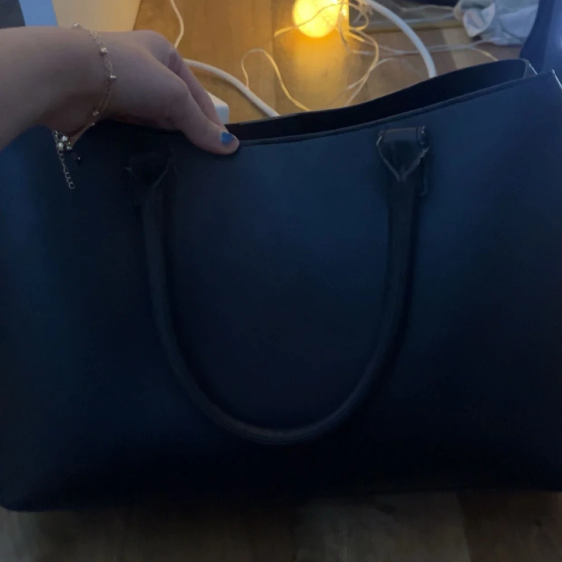 Svart axelväska med gulddetaljer - 1