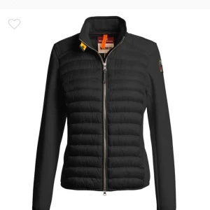 Svart pufferjacka från Parajumpers - Snygg svart pufferjacka från Parajumpers med dragkedja framtill och hög krage. Jackan har en stilren design med långa ärmar och quiltade detaljer. Perfekt för kyligare dagar.