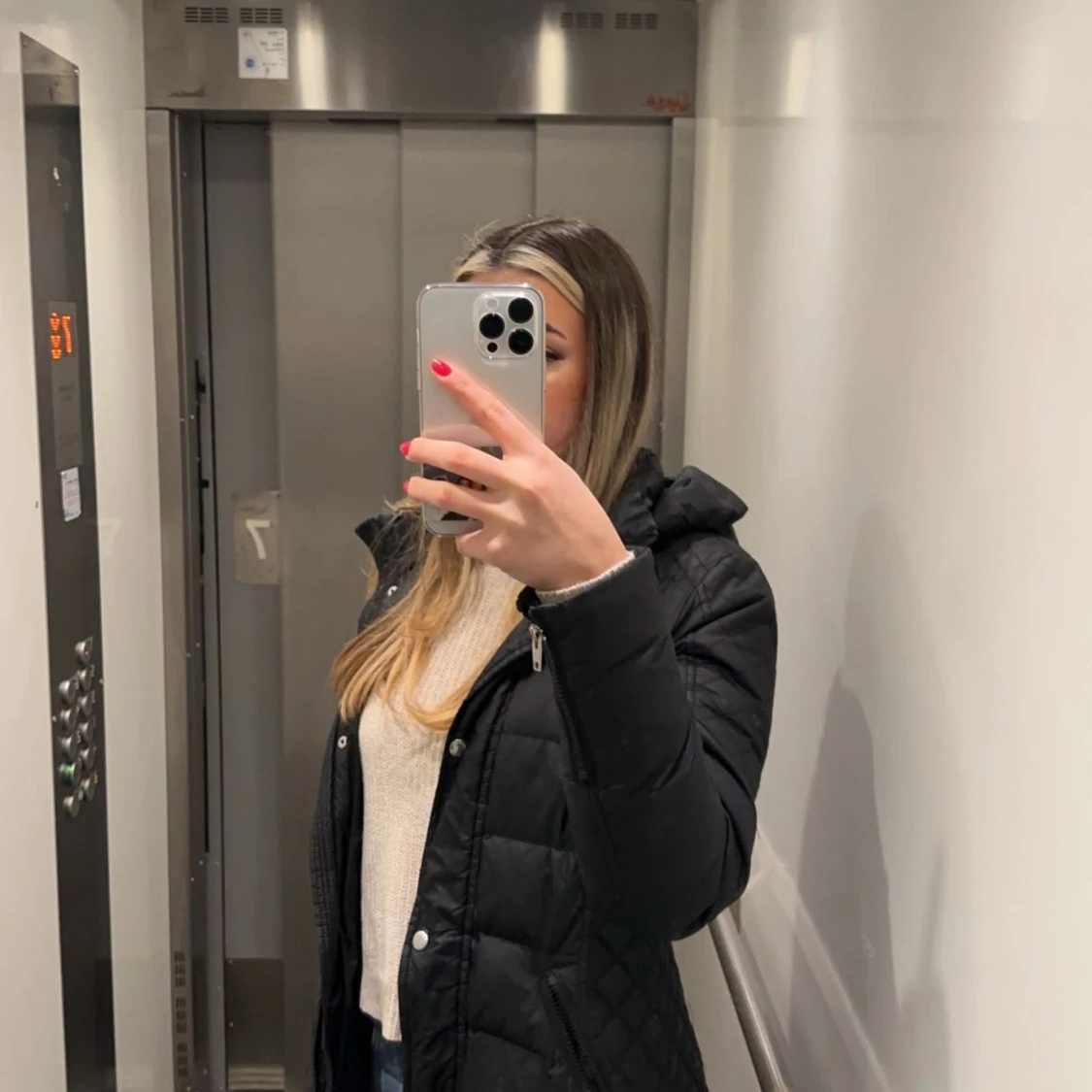 Svart dunjacka från Rockandblue