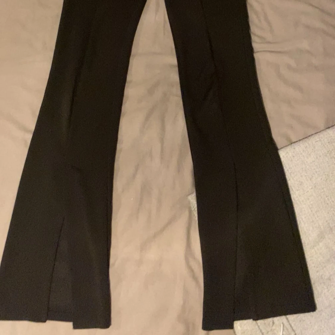 Svarta byxor med slits - 90