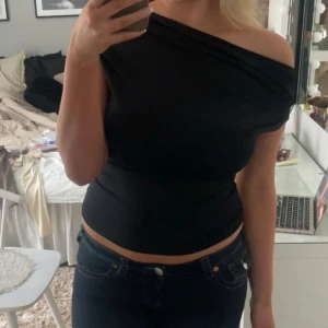 Festtopp  - Snygg topp från NA-KD i storlek M 🖤 Använd en gång och är som ny