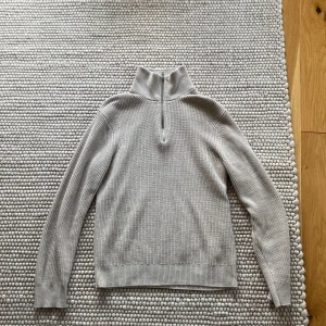 brothers halfzip i bommul - Snygg och stilren beige ribbad tröja med halfzip. Perfekt  med sin långa ärmar och höga krage. Enkelt att matcha med olika outfits. Knappt använd då den köptes och var för liten. 100% bommul