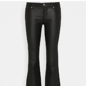 Lågmidjade skinnbyxor - Snygga svarta bootcut skinnbyxor som är lågmidjade. Säljer dom då dom inte passar mig! Köpt från Plick och lånade bilder💕 pris kan diskuteras vid snabb affär, hör av er vid frågor eller intresse