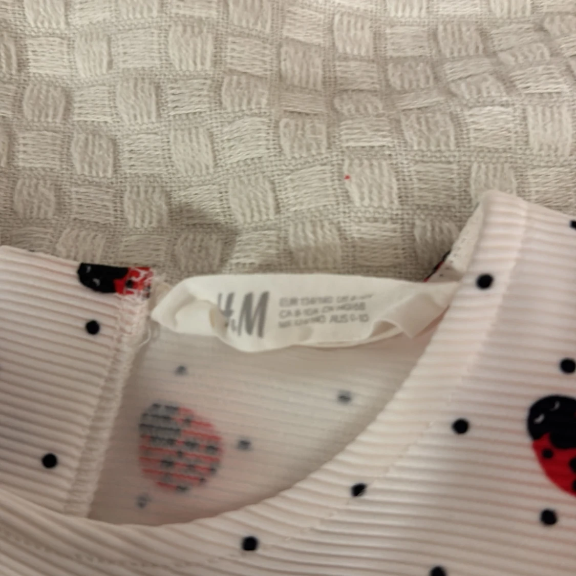 Vit klänning med nyckelpigemönster från H&M - 91