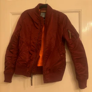 Vinröd bomberjacka från Alpha Industries - Alpha industries jacka i fint skick. Storlek M