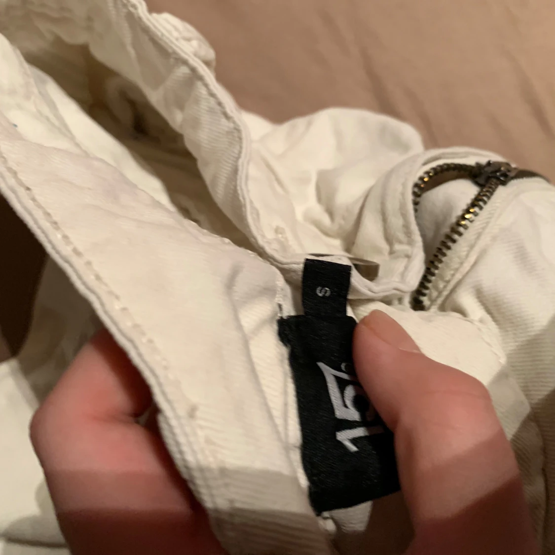 Beige byxor med dragkedja - 91