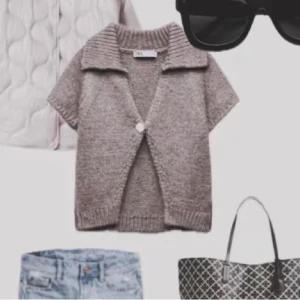 Beige stickad kofta från Zara - Använd 2 gånger så den är som nyskick. Storlek L men skulle säga S och M också kan ha den beroende på hur man vill att den sitter. Pris kan diskuteras!