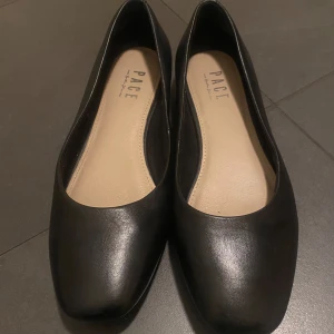 Ballerinaskor  - Så fina ballerinaskor som tyvärr inte kommer till användning då jag har liknande. De är endast använda en gång🌸 