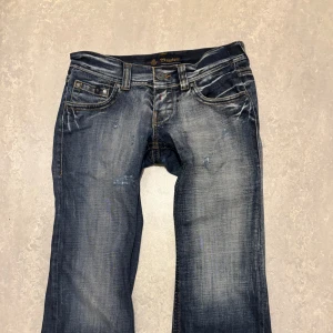 Blå jeans från Maison Scotch - Snygga blå jeans från Maison Scotch med slitna detaljer. Säljer för att de är förstora för mig W30 L30