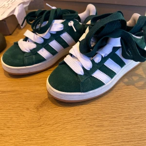 Gröna Adidas campus - Adidas campus size 42 fint skick knappt använda extra snören men ingen box tvättas innnan frakt
