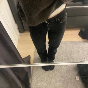 Svarta jeans med låg midja - Snygga svarta jeans med låg midja och rak passform. Midjemått är 24 och längden 32. Köpta på bikbok för 700 kr. #