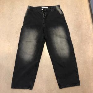 Svarta jeansbyxor från Bershka - Säljer ett par svarta jeansbyxor från Bershka som är i väldigt bra skick och knappast använda 