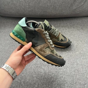 Valentino Rockrunners  - Säljer ett par fräscha rockrunners. De har släppt lite fram vid tån, går att fixa till snyggt med superlim. Size 41. Hör gärna av er vid frågor & funderingar.