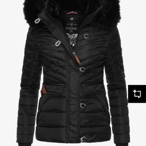 Svart pufferjacka med pälsdetaljer från Navahoo - Snygg svart pufferjacka från Navahoo med pälsdetaljer på huvan. Jackan har dragkedja och knappar framtill samt praktiska fickor. Perfekt för kyliga dagar med sin quiltade design. knappt använd ny pris 1400kr (Pris går att diskutera) 