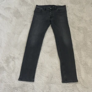 Svarta jeansbyxor från Diesel - Snygga svarta jeansbyxor från Diesel med en klassisk femficksdesign. Byxorna har en slim passform och är tillverkade i stretchmaterial för extra komfort. Perfekta för en stilren look. Passar inte mig som är 185. Dem är äkta. Skriv om ni har några funderingar:)
