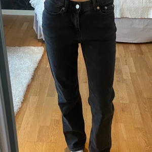 Svarta/mörkgrå raka jeans - Svarta/mörkgrå jeans med medelhög midja och raka ben. Modellen heter Twig och är från Weekday⭐️