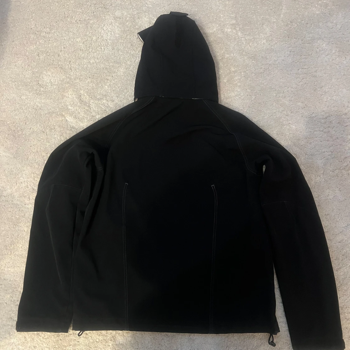 Svart jacka med huva från Peak performance  - 90