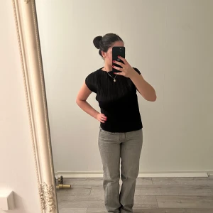 Gråa jeans  - Säljer snygga gråa low/mid waist jeans från Gina Tricot. Knappast använda och är i bra skick. Ordinarie pris: 500