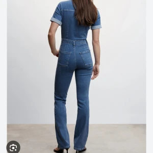 Mango denim jeans jumpsuit / jeansdress - Snygg blå jeans jumpsuit med korta ärmar och dragkedja framtill. Hög midja och raka ben. Säljer då den tyvärr inte passar och den är oanvänd 