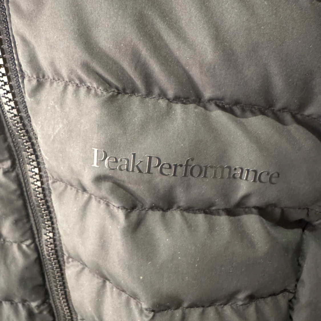 Svart pufferjacka från Peak Performance - 93