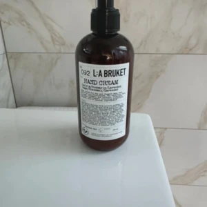 Handkräm från L:A Bruket - Handkräm från L:A Bruket med doft av salvia, rosmarin och lavendel. Kommer i en brun plastflaska med pump. Perfekt för att återfukta och vårda torra händer.