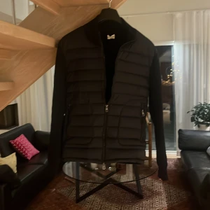Svart cardigan från Moncler - Väldig bra condition, finns inga hål eller skador. Den sitter mindre i strlken så passar bäst någon som vanligtvis har S 