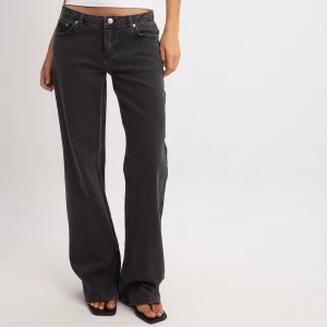 Lågmidjade jeans från NAKD svarta/mörkgrå - Lågmidjade / low waist jeans från NA-KD som konstant är totalt slutsålda. Älskar dom. Har två par varför jag säljer ena. 