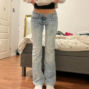 Jeans  - Midjemått 38cm. Innerbenslängd 80cm 😙
