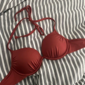 Super push-up röd bikiniöverdel från H&M - Supersmickrande modell med mycket push som passar perfekt om du har liten byst. Väldigt fin färg på sommaren. Knyte i nacken. Nypris: 229kr