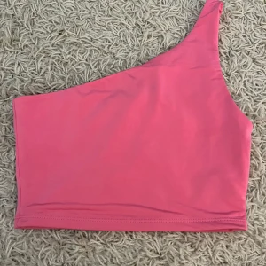 Rosa oneshoulder topp från Bik Bok i storlek xs - Snygg rosa oneshoulder topp från Bik Bok i ett mjukt material. Passar utmärkt till både jeans och kjol. 