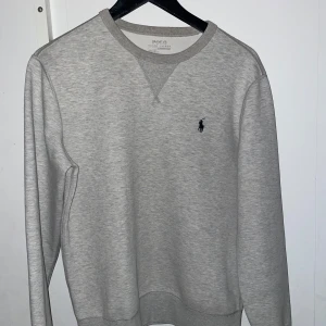 Ralph Lauren Sweatshirt  - Köpt helt ny men är för stor för mig. Endast testad och är i toppkvalite. Skriv om du har frågor!
