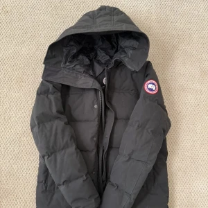 Canada Goose Macmillan Jacka - Säljer en Canada Goose Macmillan jacka storlek L men passar de som bär M perfekt eftersom Macmillan modeller är lite mindre i storlek. Jackan är perfekt för kalla vinterdagar. 