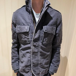 Ralph Lauren field jacket - Riktigt snygg Ralph lauren field jacket med fodring, håller värmen så funkar väl nu under vintern, bra skick utan defekter. Storlek S. Modellen är 179. Hör av dig vid minsta fundering. (19)