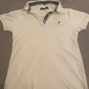 Vit pikétröja från Ralph Lauren - Storlek L men passar som s/m. Den är fin och skön med inga skador.❤️våga fråga vid frågor och pris kan diskuteras.
